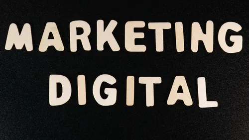 White letters on a black background that spells out Marketing Digital. 